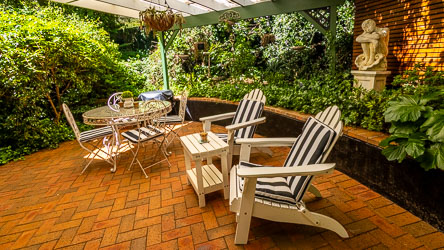 Ideal for breakfast, the courtyard at Strawberry Patch. [5707]