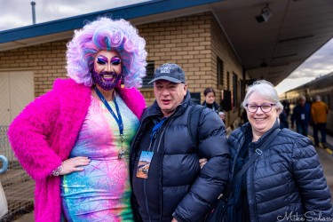 A drag queen welcomes day-tripping Indian Pacific passengers to Broken Hill. [2832]