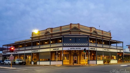 Possibly the most upmarket pub in Broken Hill, we had a good dinner here. [3027]