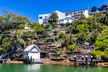 Keeping close to Burraneer Headland, the ferry passes many fine houses with their own boathouses. [6435]