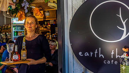 A perfect spot for lunch, Corona and rose at Bundeena, the popular Earth Thingz cafe. [6457]