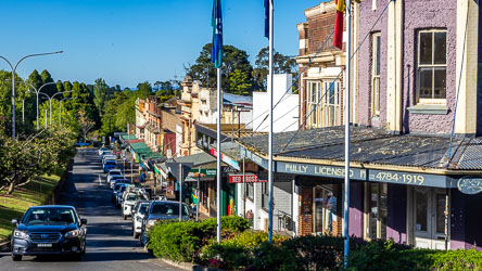 A bright sunny morning in Leura, well before the flood of visitors arrives, but already no parking available. [5872]