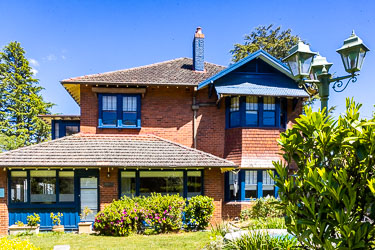 This grand house in Leura is of Federation Style (1890-1915). [5696]