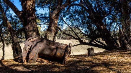 Only the boiler remains of the 78t paddlesteamer Providence which exploded here killing almost everyone on board in Nov 1872. It had been stranded here for a year due to low river levels when the drunken crew fired it up forgetting to refill it with water. [2393]