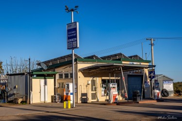 A bit untidy, but this is Menindee`s only service station. [2634]