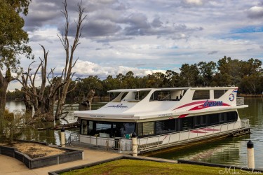 This luxurious looking houseboat is one of 40 for rent around Mildura. It's the modern river lifestyle — floating comfort where the only traffic jam is a pelican crossing. [4915]