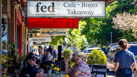 No problem getting a feed in Wentworth Falls, and less crowded by visitors than Katoomba or Leura. [5886]