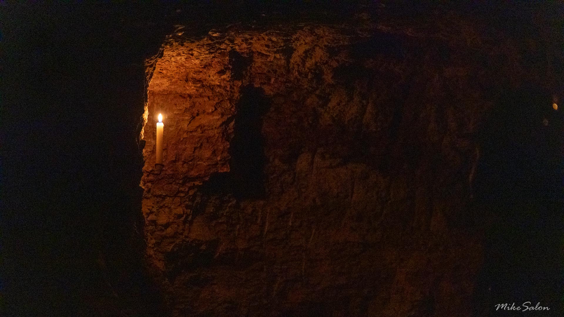 Demonstrating how much light there was in the mine when candle-lit. [2232]