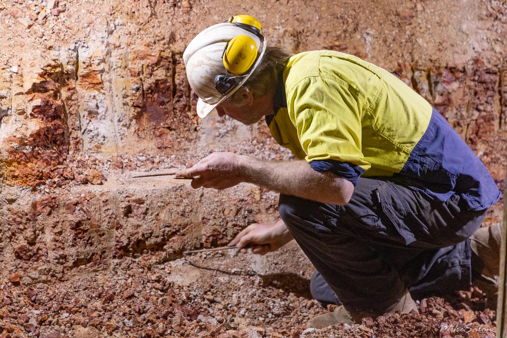 The seam where the pinapples are found is at floor level and only about 200mm high. Graeme pokes the soft earth with screwdrivers listening for their characteristic `chink`. Finds are, of course, rare, but very lucrative. [2237]