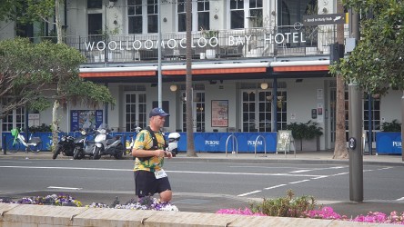 Too early in the event for a cooling ale at the Woolloomooloo Bay Hotel, and this competitor was not tempted. [5126]