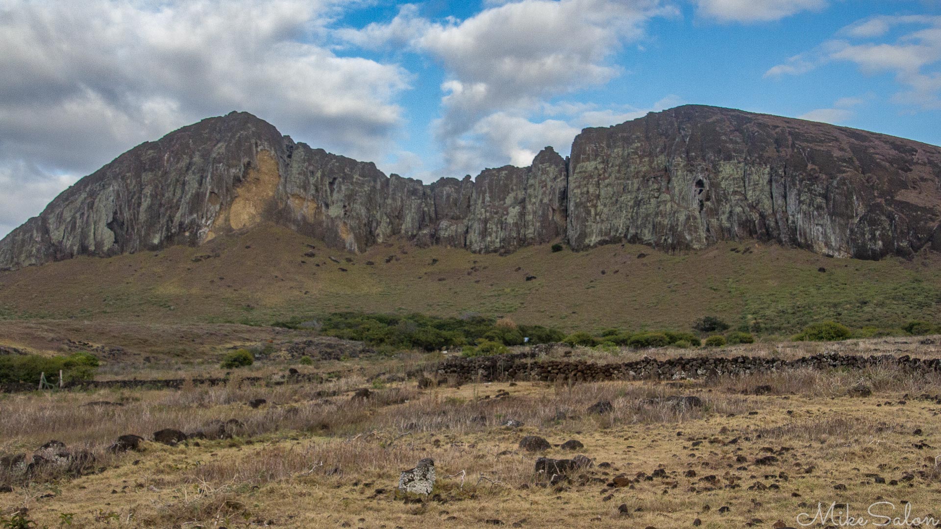 Rano Raraku Caldera on Easter Island : Rapa Nui polynesians quarried and carved moai in these hills and cliffs. (IMG_0938.jpg)<br>Camera: Canon EOS 60D