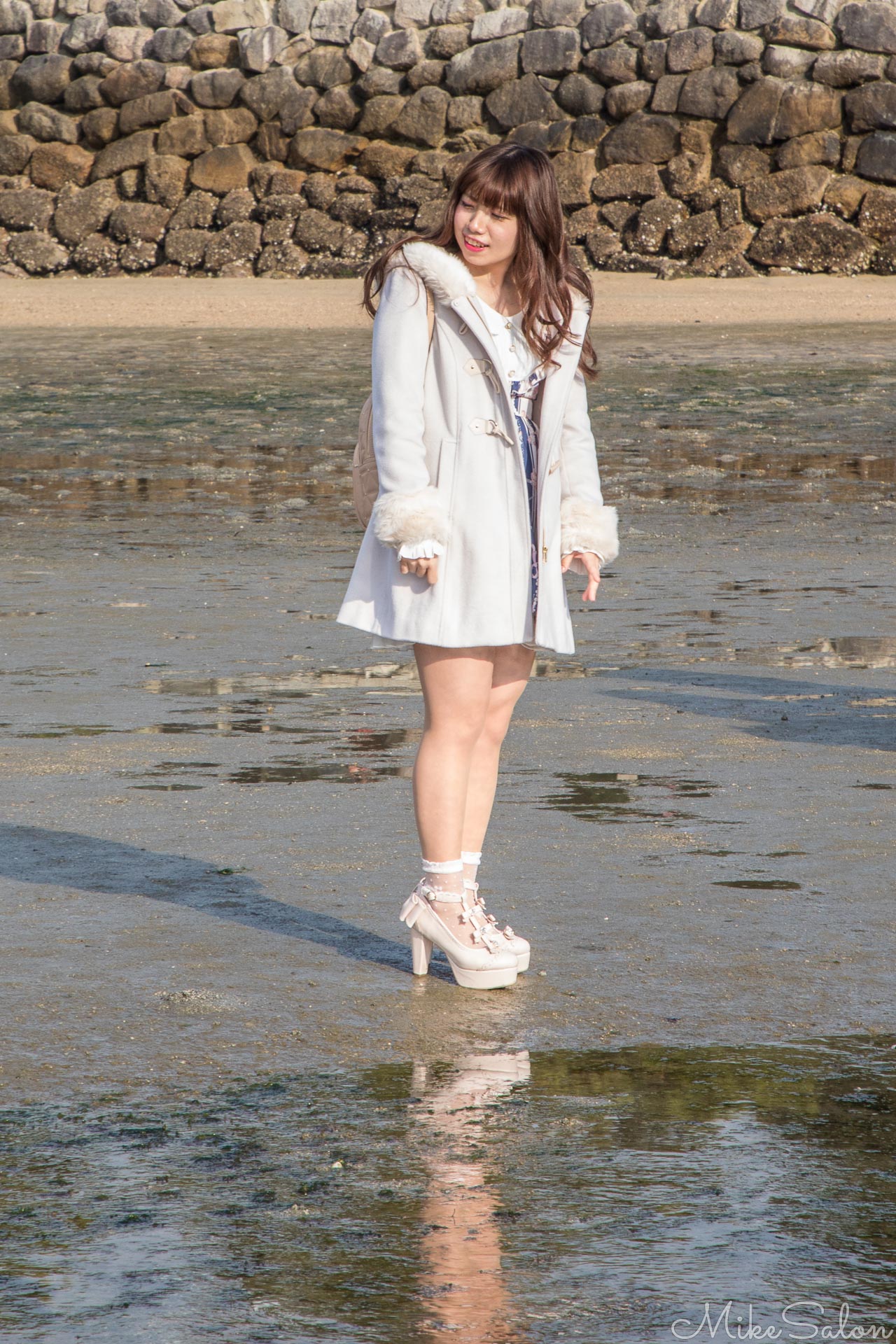 High Heels on Mudflat : High heels don't seem appropriate footware for the mudflats of Miyajima at low tide! (0D0A7207.jpg)<br>Camera: Canon EOS 5D Mark IV