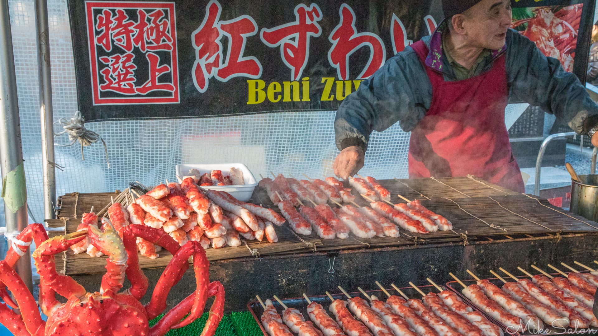 Fast Food Crab : One of many stalls offering fast food to visitors to Ueno in Tokyo on New Year's Day. (0D0A6117.jpg)<br>Camera: Canon EOS 5D Mark IV