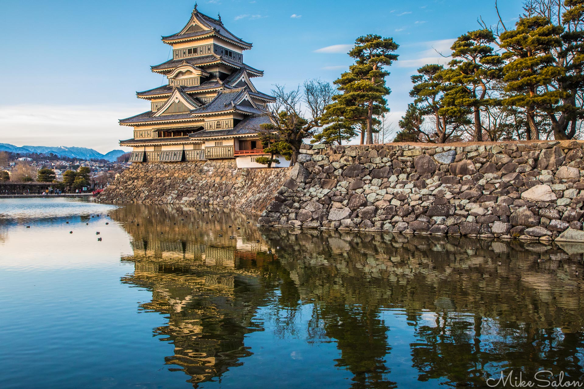 Matsumoto Castle : Spectacular at sunset, the keep of Matsumoto-jo, also known as Crow Castle, dates back to 1590, survived WWII but was severely damaged by an earthquake in 2011 [0D0A6325]. (0D0A6325.jpg)<br>Camera: Canon EOS 5D Mark IV
