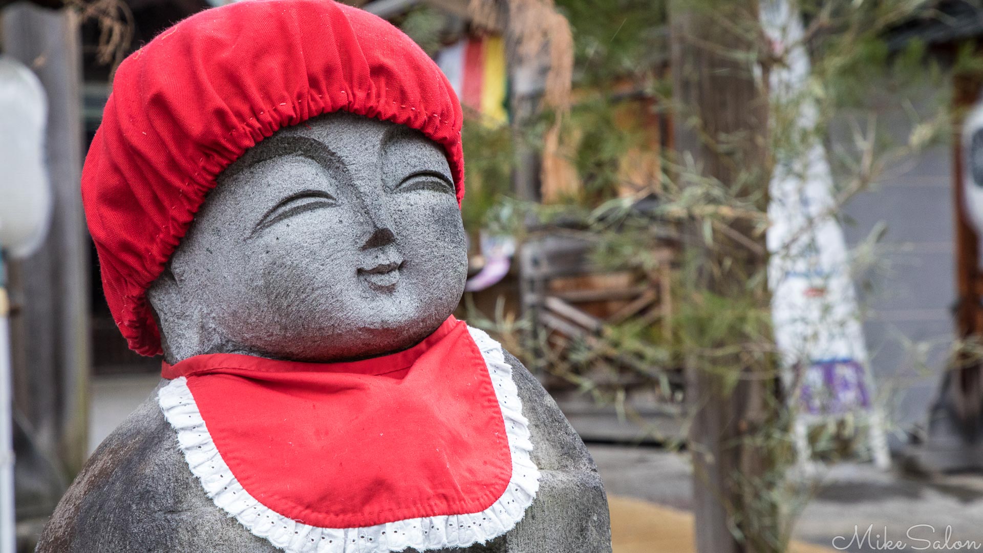 Ojizosama Statue in  Nagano : Smiling faces and red bibs, traditionally thought of as guardians of children. (0D0A6500.jpg)<br>Camera: Canon EOS 5D Mark IV