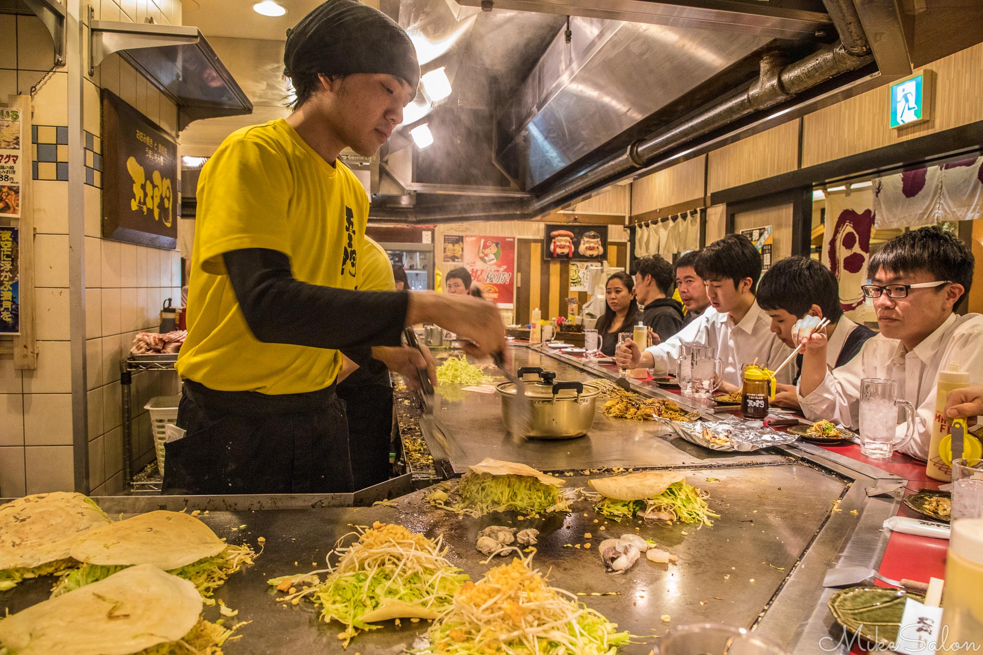 Okonomyaki in Hiroshima : The pleasure of watching your okonomyaki being prepared right in front of you, with lots of artistic flair. (0D0A6984.jpg)<br>Camera: Canon EOS 5D Mark IV