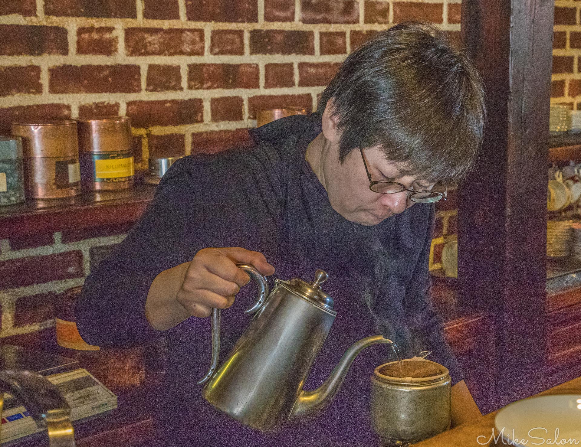 Kurashiki Coffee : No espresso but exquisite Guatemalan coffee preparation at the Cafe Coffee-Kan. (0D0A7574.jpg)<br>Camera: Canon EOS 5D Mark IV