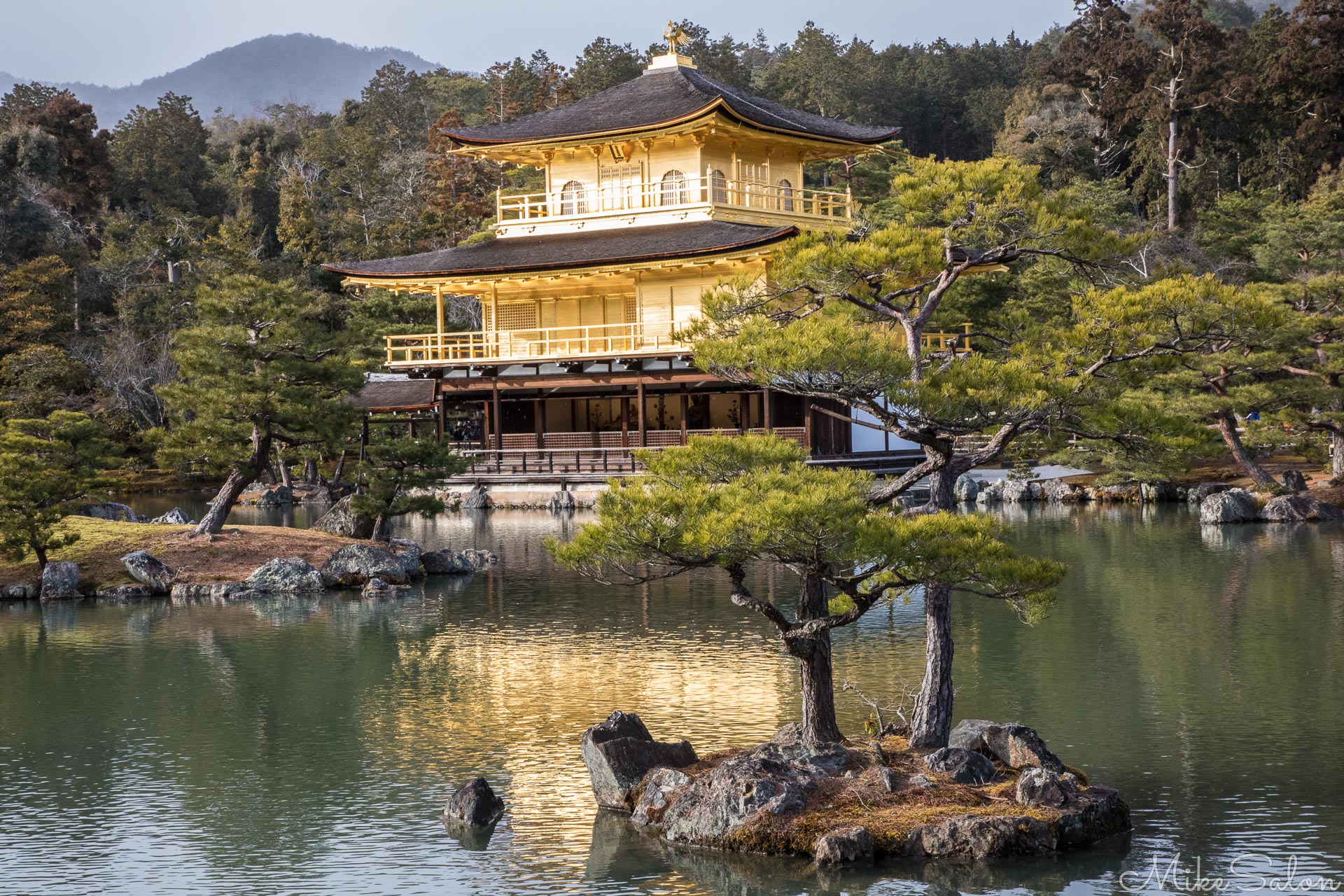 Golden Pavillion of Kyoto : Just that little ray of sunshine brilliantly illuminates the Kinkakuji. (0D0A7869.jpg)<br>Camera: Canon EOS 5D Mark IV