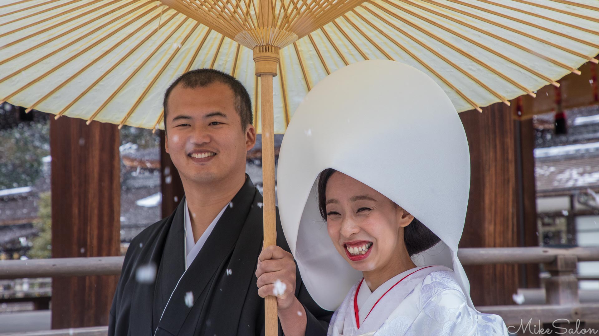 Kyoto Wedding : A happy couple at the Shimogama-jinja shrine, not put off by light snow falling. (0D0A7936.jpg)<br>Camera: Canon EOS 5D Mark IV