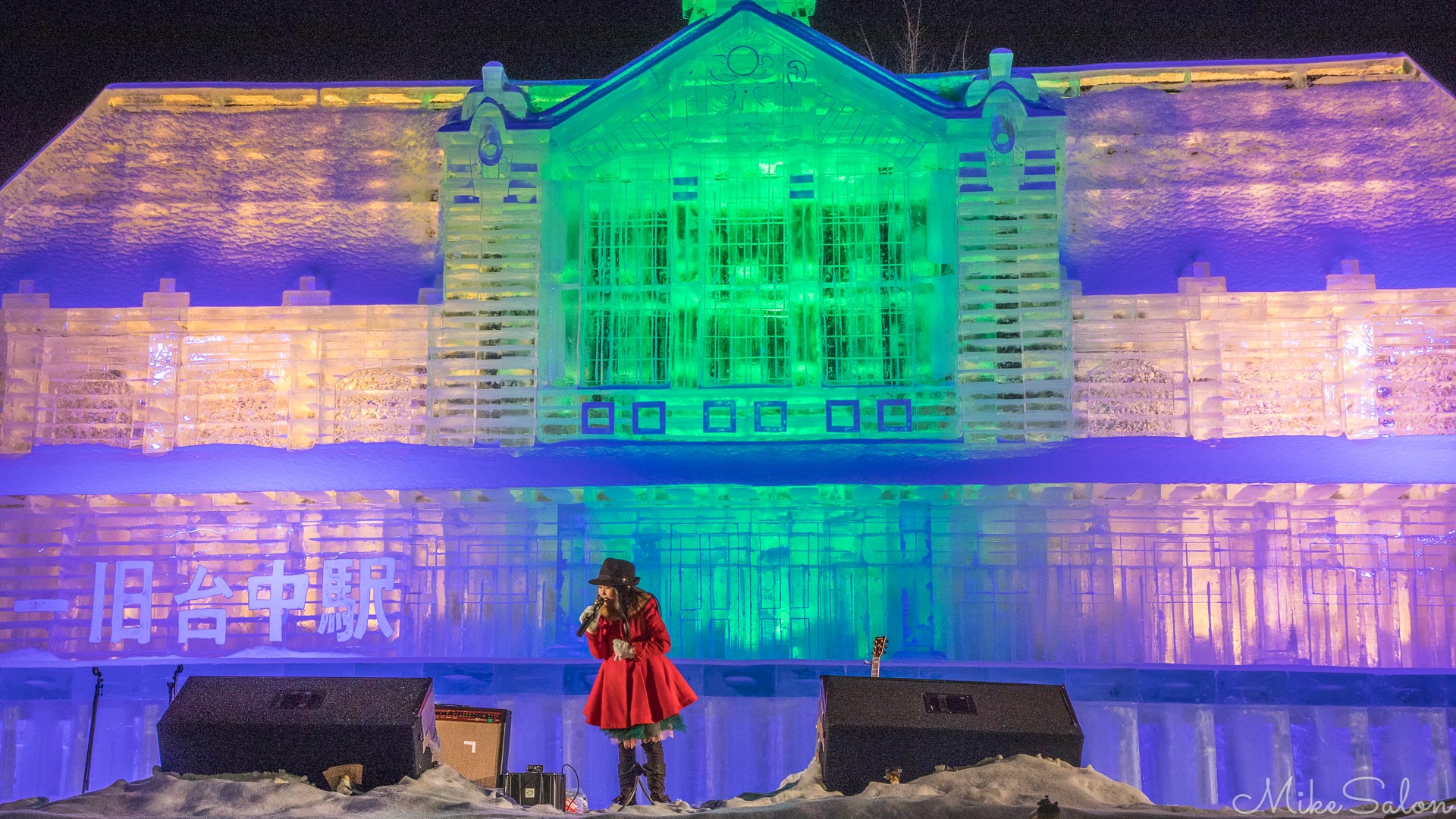 Sapporo Ice Festival : Well rugged up performer in front of Taiwan's former Taichung Station. (0D0A8530.jpg)<br>Camera: Canon EOS 5D Mark IV