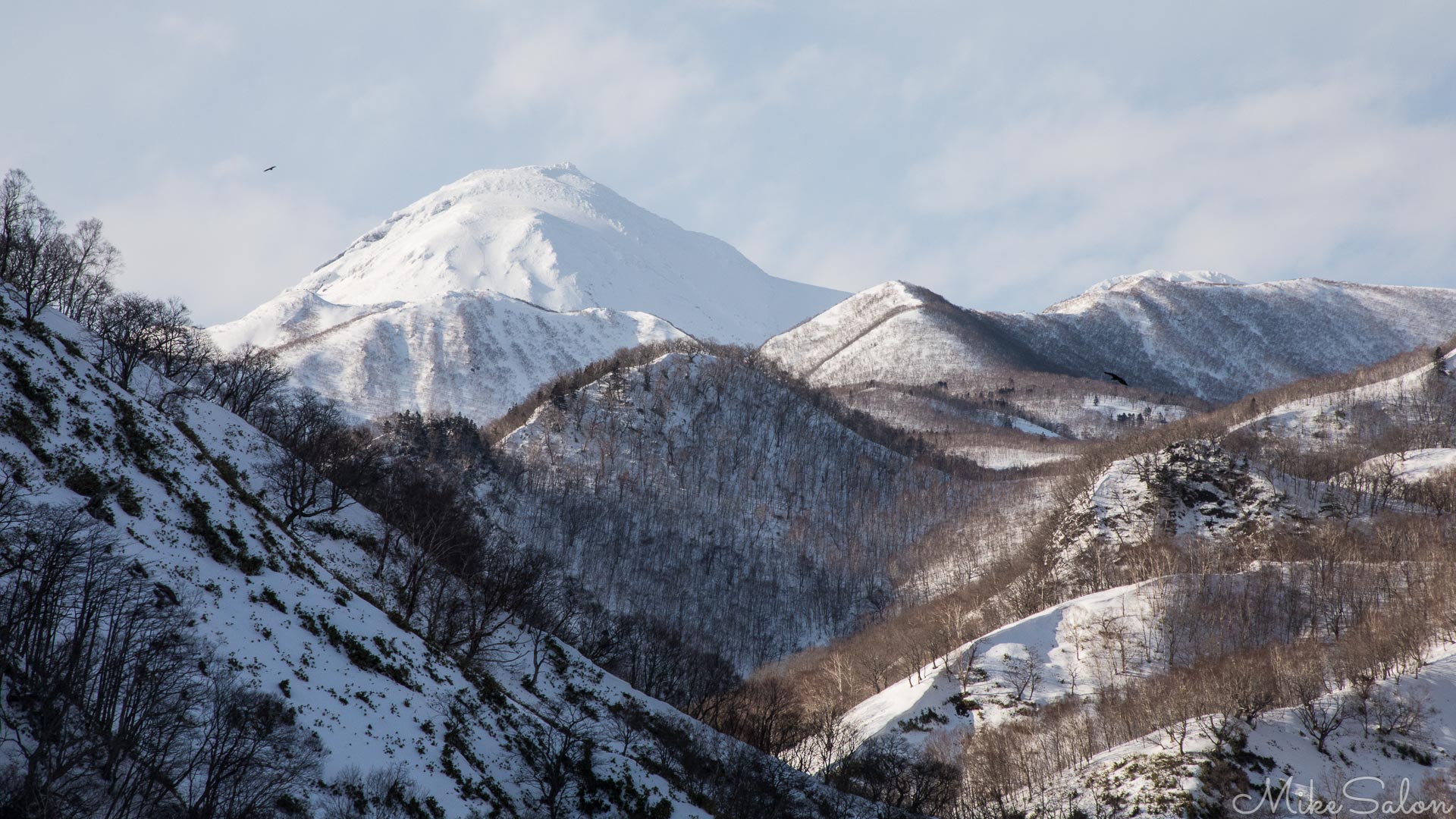 Mt Rausu from Rausu : Mountain dominates this town on the Shiretoko Peninsula. (0D0A9217.jpg)<br>Camera: Canon EOS 5D Mark IV